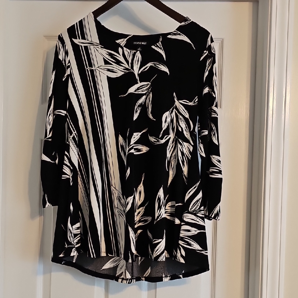 Roz & Ali Black and White Leaf Print Blouse